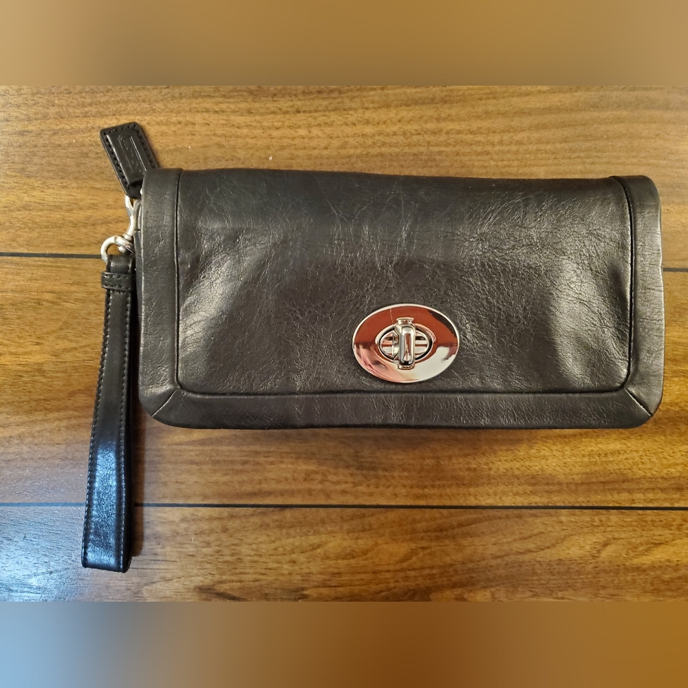 COACH CLUTCH LEATHER IN PERFECT LIKE NEW CONDITION!